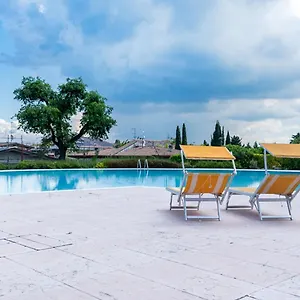 Oleandro - Featuring A Private Garden And Access To 5 Pools , Desenzano del Garda Italia